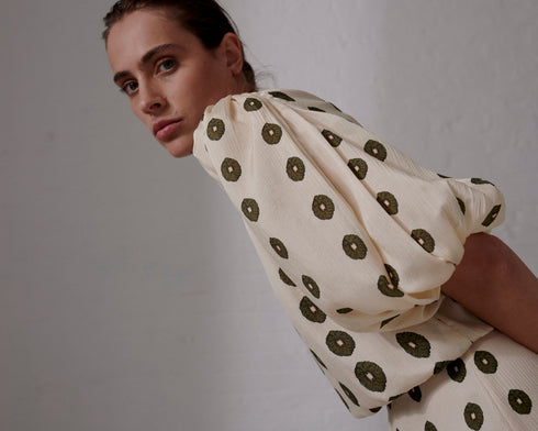 Guayacan Silk Martellato Blouse / Ivory Green Chintz